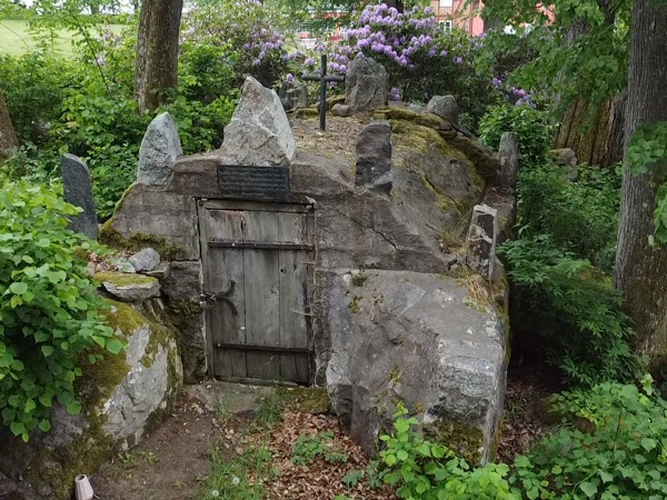 Verstecktes Mausoleum im Wald bei Östanå Bruk