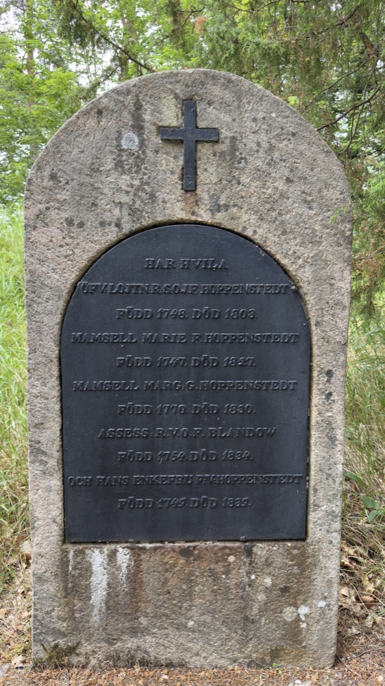 Grabstein mit gusseiserner Tafel der Familie Hoppenstedt, Inschrift HÄR HVILA